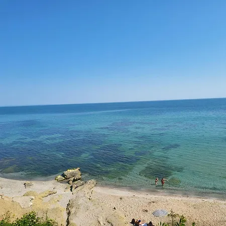 公寓 Rs 43 на плажа с вълшебна гледка към морето, напълно оборудвана кухня и безплатен паркинг, със самостоятелен басейн, балкон и асансьор самостоятелен душ и тоалетна местоположение