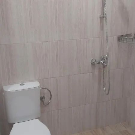 Rs 43 на плажа с вълшебна гледка към морето, напълно оборудвана кухня и безплатен паркинг, със самостоятелен басейн, балкон и асансьор самостоятелен душ и тоалетна местоположение 公寓 洛泽内茨